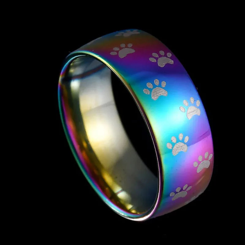 Bague en acier inoxydable colorée arc-en-ciel faite à la main avec empreinte de patte.