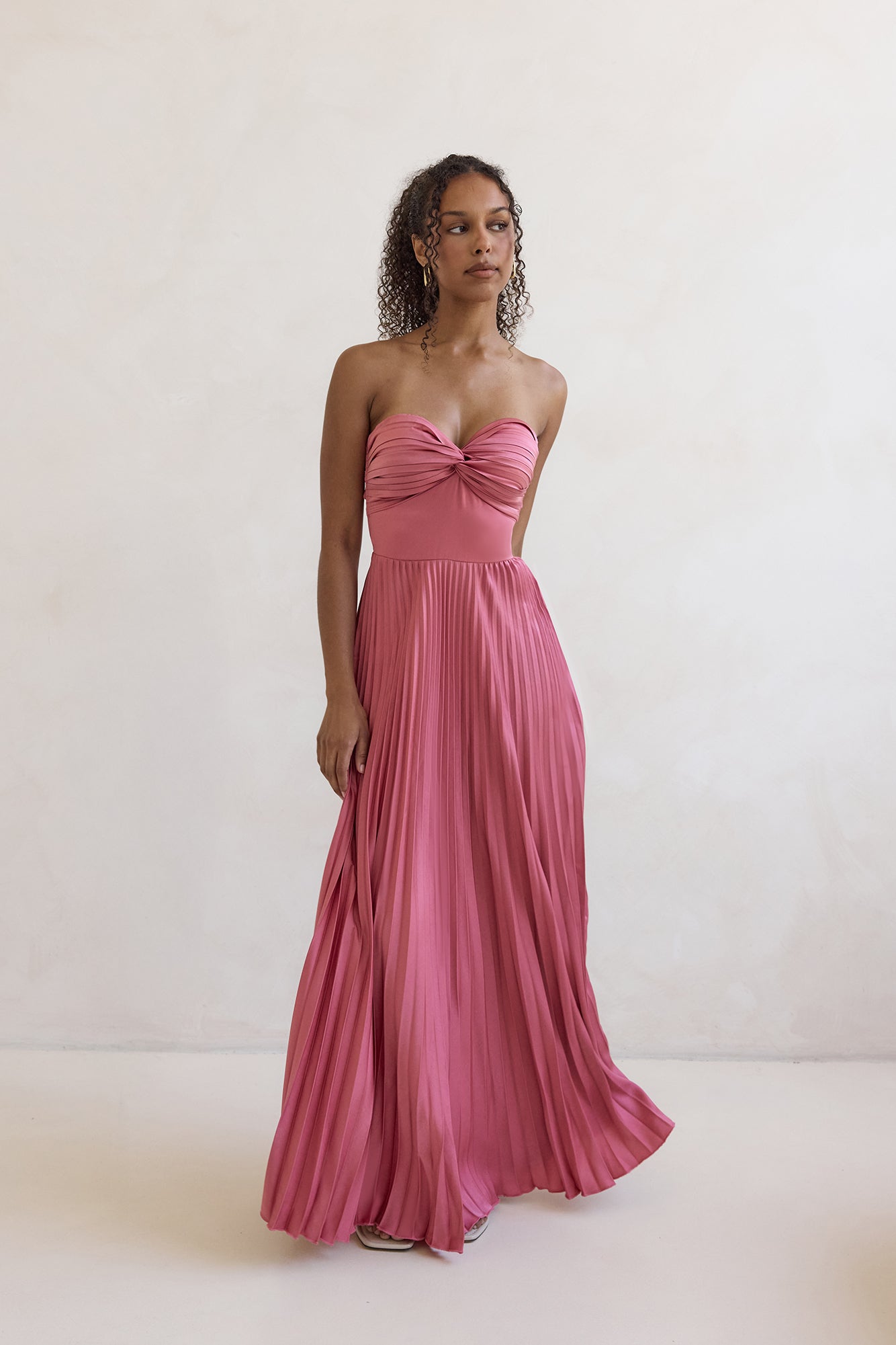 Robe Maxi Plissée Sans Manches Décades Passées Rose