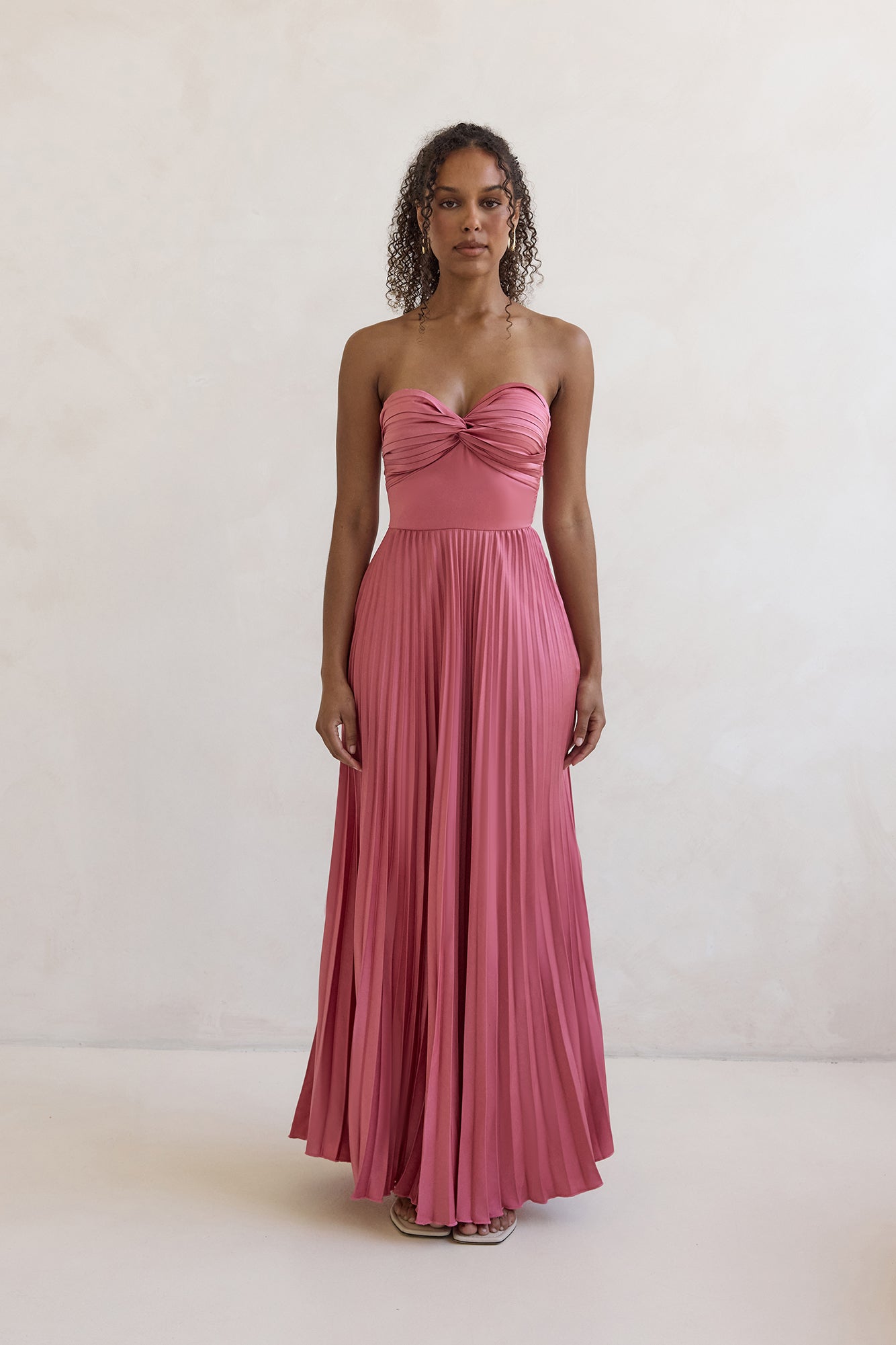 Robe Maxi Plissée Sans Manches Décades Passées Rose
