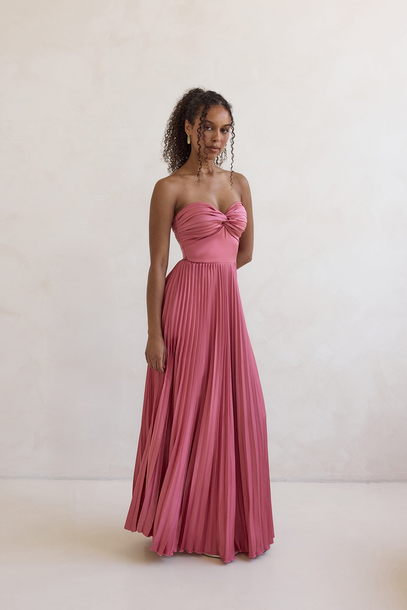 Robe Maxi Plissée Sans Manches Décades Passées Rose
